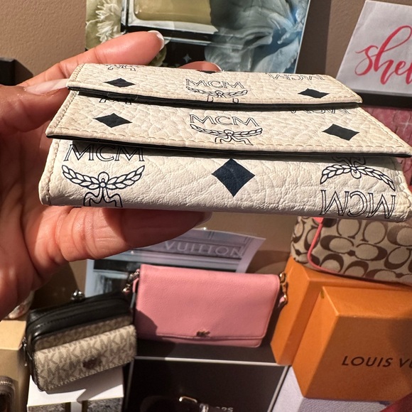 ⭐️⭐️EUC Vintage MCM White and Navy Blue Compact Wallet - Picture 4 of 11